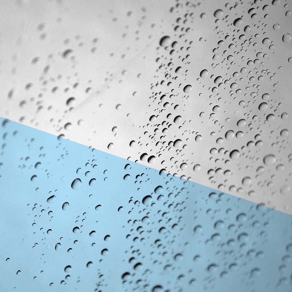 Gouttes d'eau sur un mur de verre en noir et blanc avec bande bleue au format carré